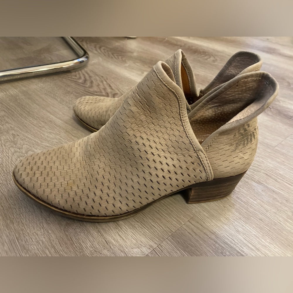 Lucky brand beige ankle boots